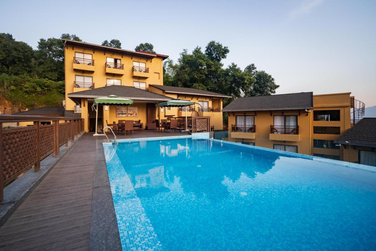 Bar Peepal Resort 포카라 외부 사진 The swimming pool at the resort