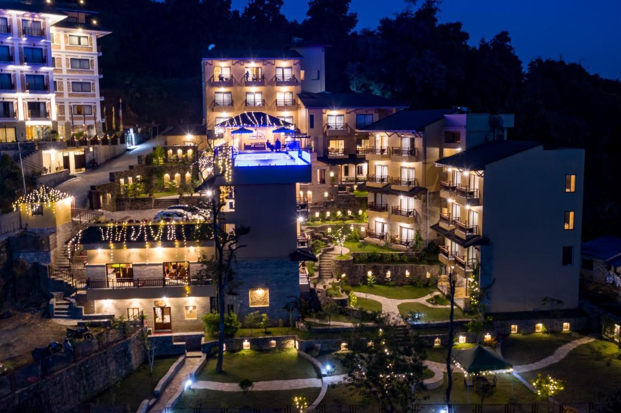 Bar Peepal Resort 포카라 외부 사진 The resort at night