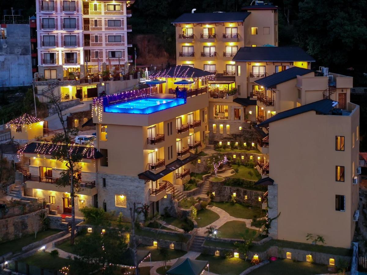 Bar Peepal Resort 포카라 외부 사진 The hotel at night