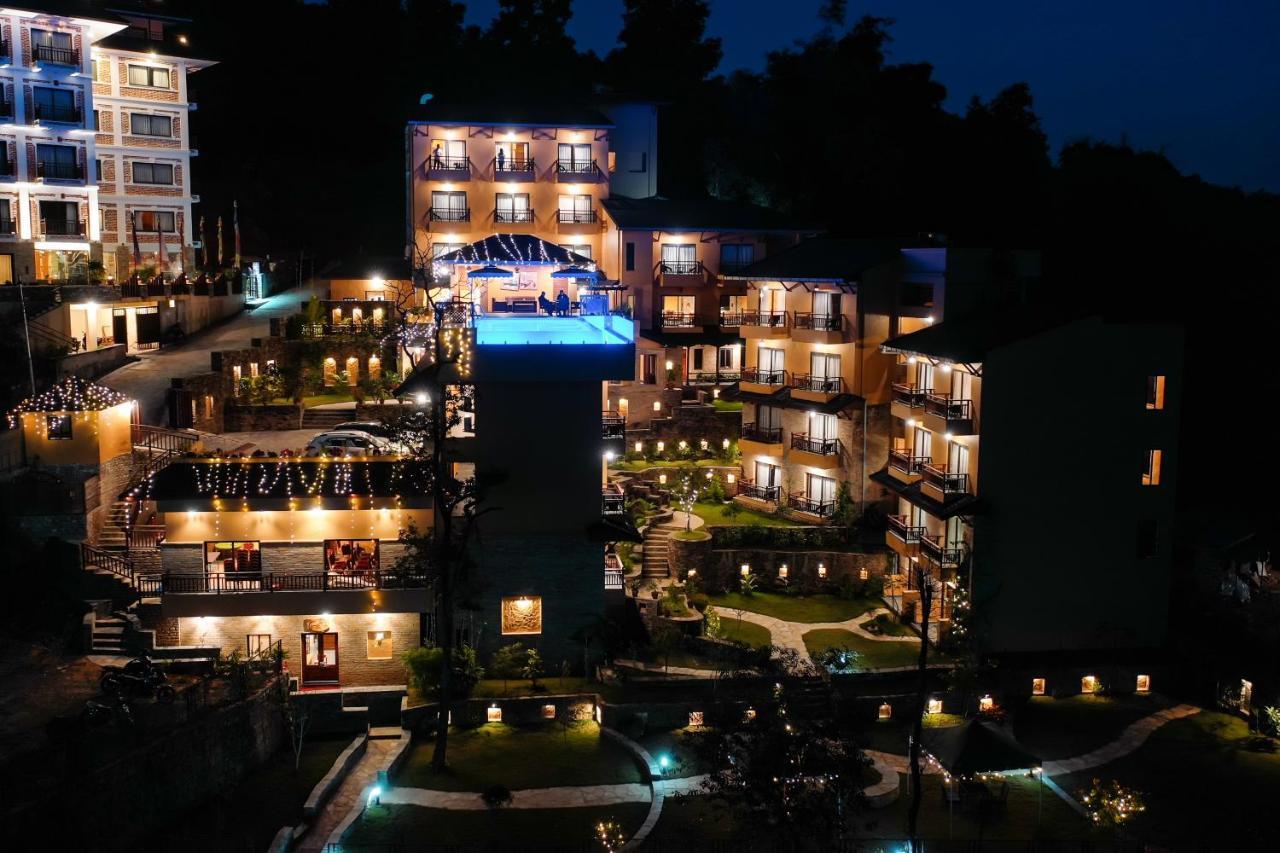 Bar Peepal Resort 포카라 외부 사진 The resort at night