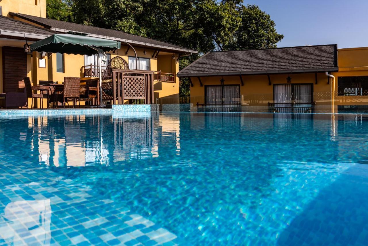 Bar Peepal Resort 포카라 외부 사진 The swimming pool at the hotel