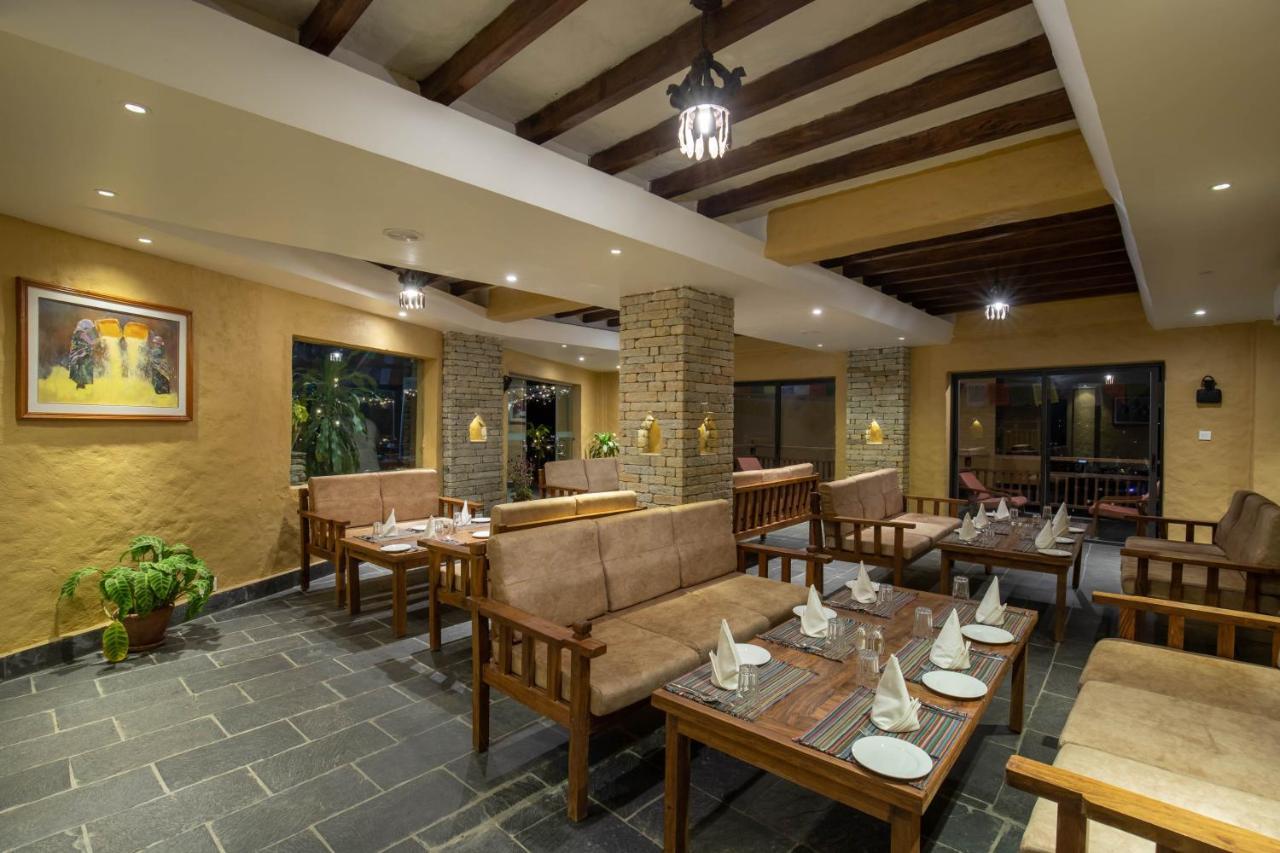 Bar Peepal Resort 포카라 외부 사진 The restaurant at the resort