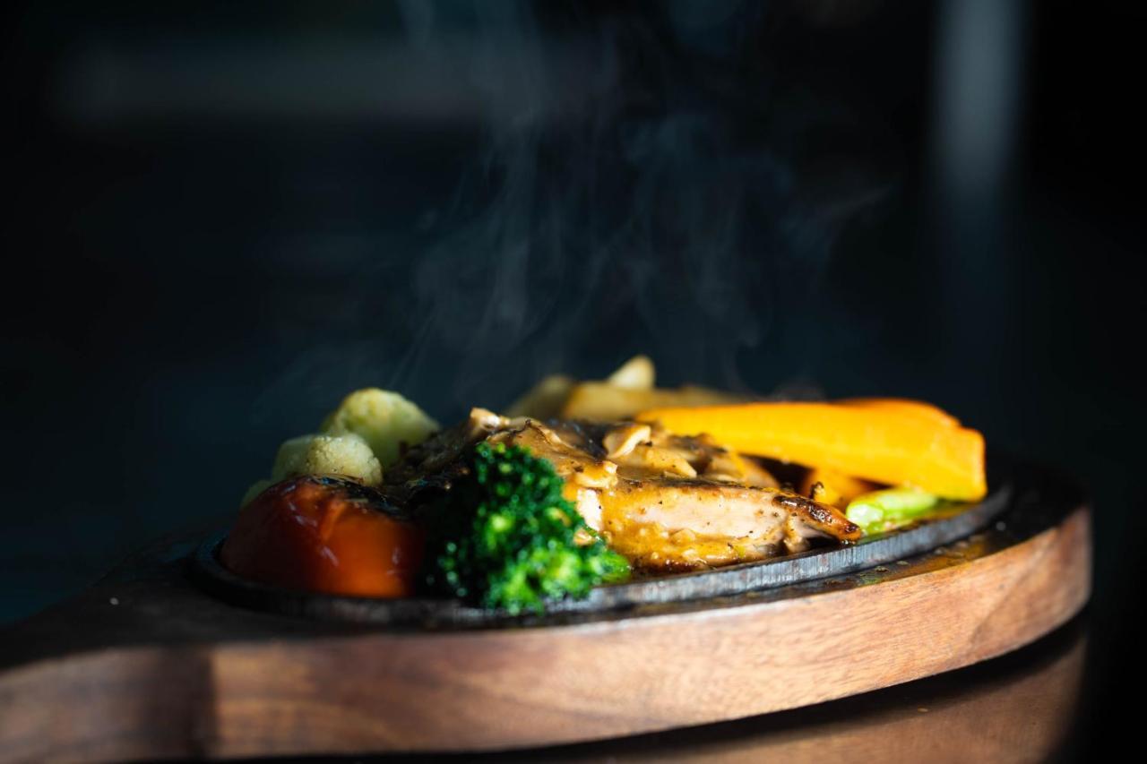 Bar Peepal Resort 포카라 외부 사진 A sizzler