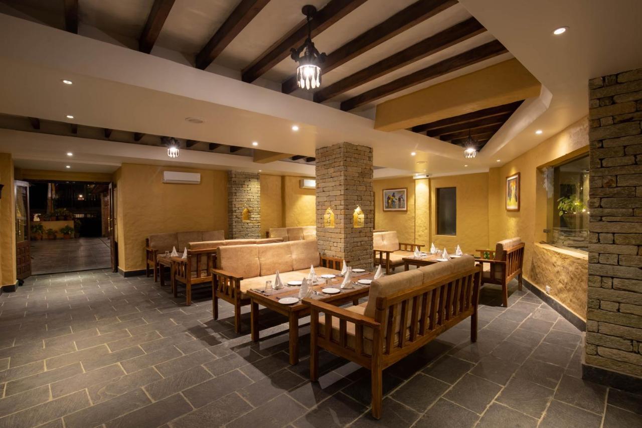 Bar Peepal Resort 포카라 외부 사진 The restaurant at the resort