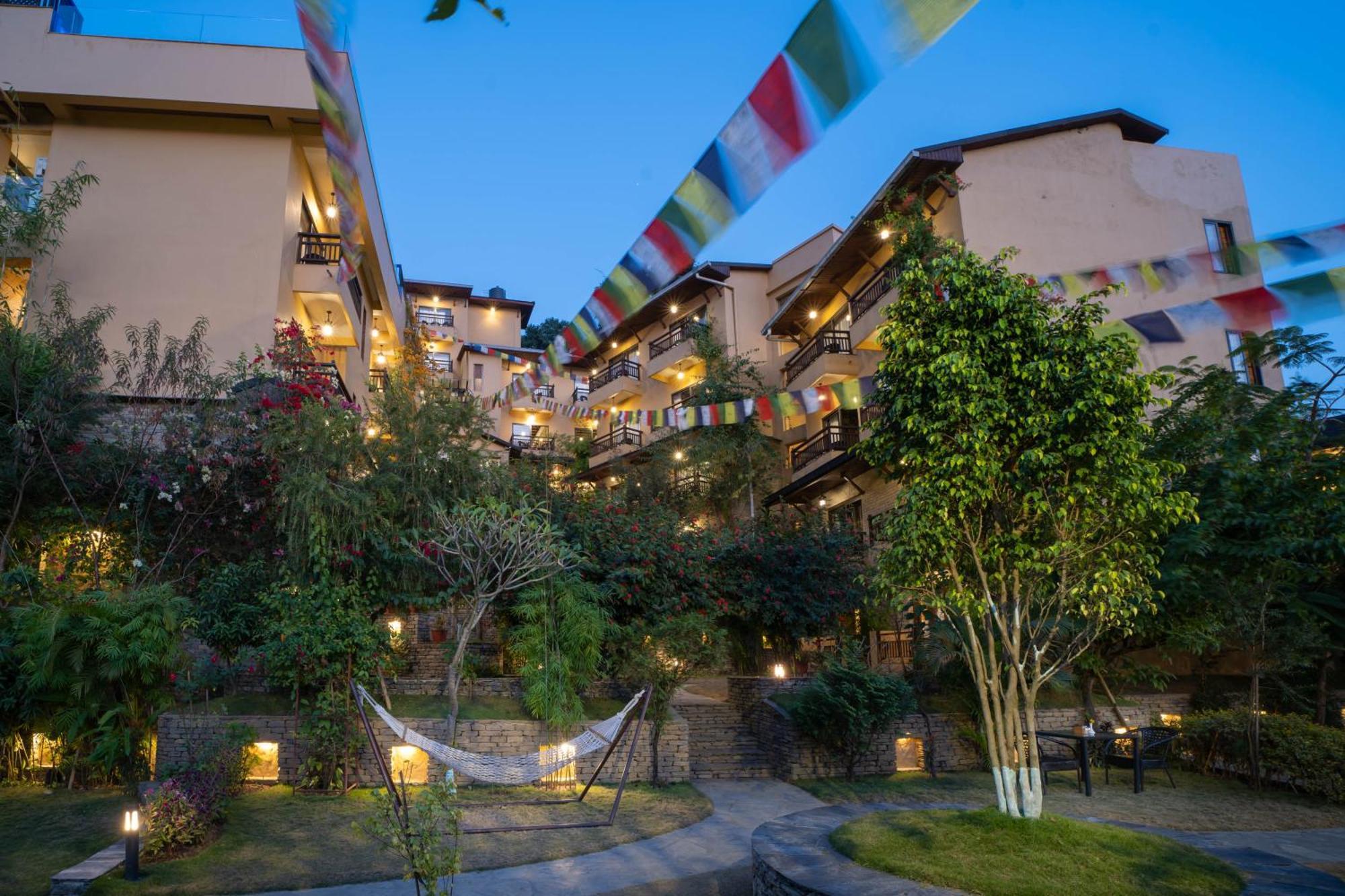 Bar Peepal Resort 포카라 외부 사진 The hotel at night