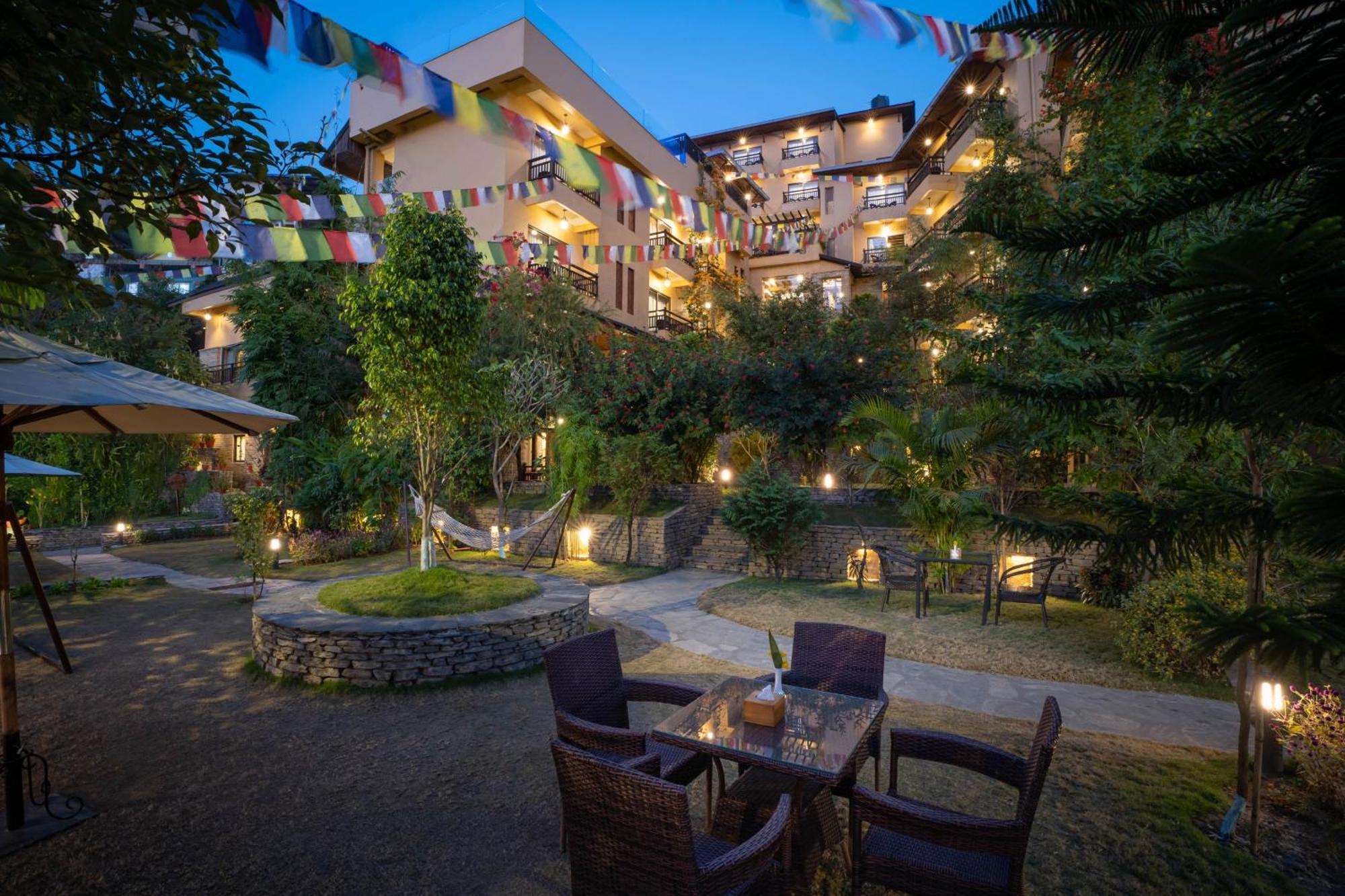 Bar Peepal Resort 포카라 외부 사진 The hotel's courtyard