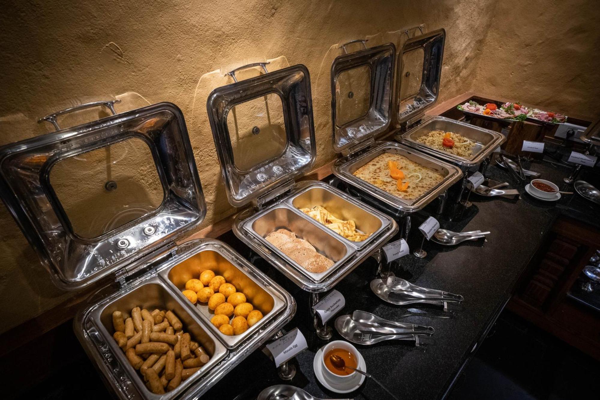 Bar Peepal Resort 포카라 외부 사진 A selection of chafing dishes