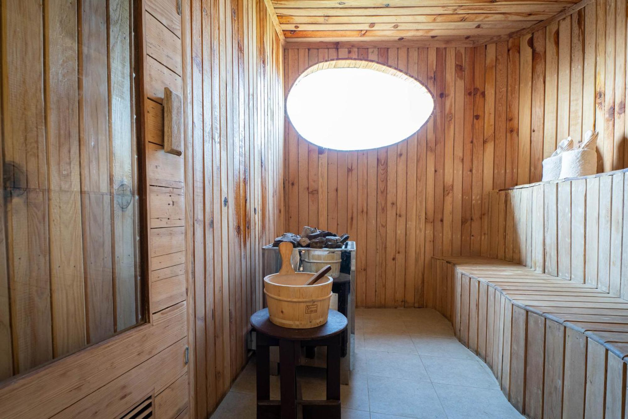 Bar Peepal Resort 포카라 외부 사진 The interior of the replica ship