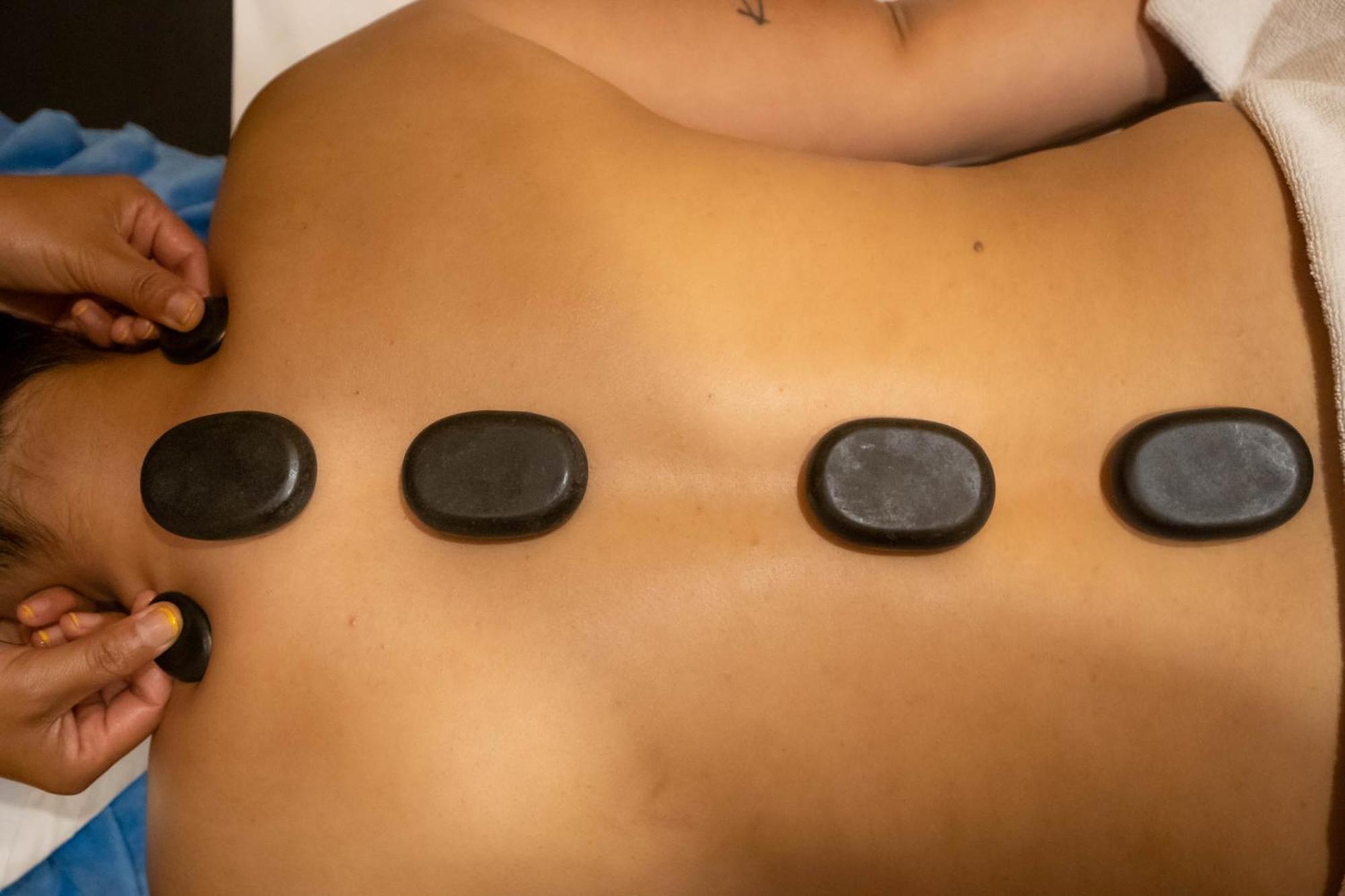 Bar Peepal Resort 포카라 외부 사진 Hot stone massage