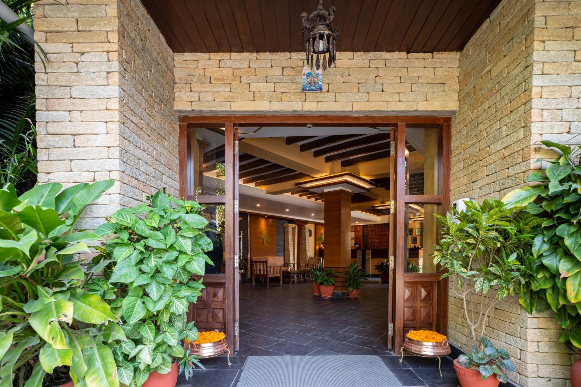 Bar Peepal Resort 포카라 외부 사진 Entrance to the hotel