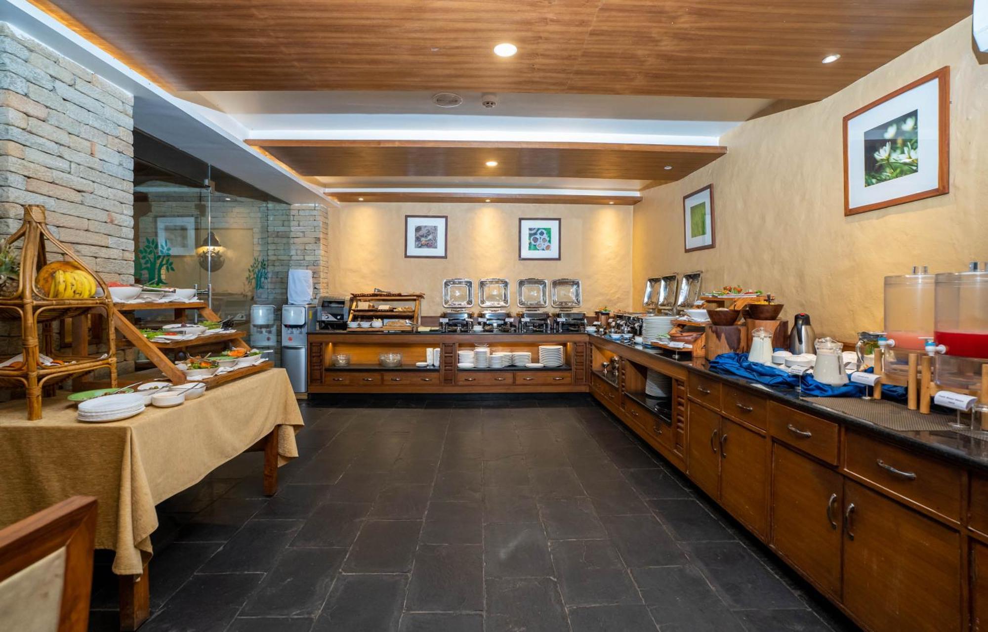 Bar Peepal Resort 포카라 외부 사진 The buffet at the restaurant