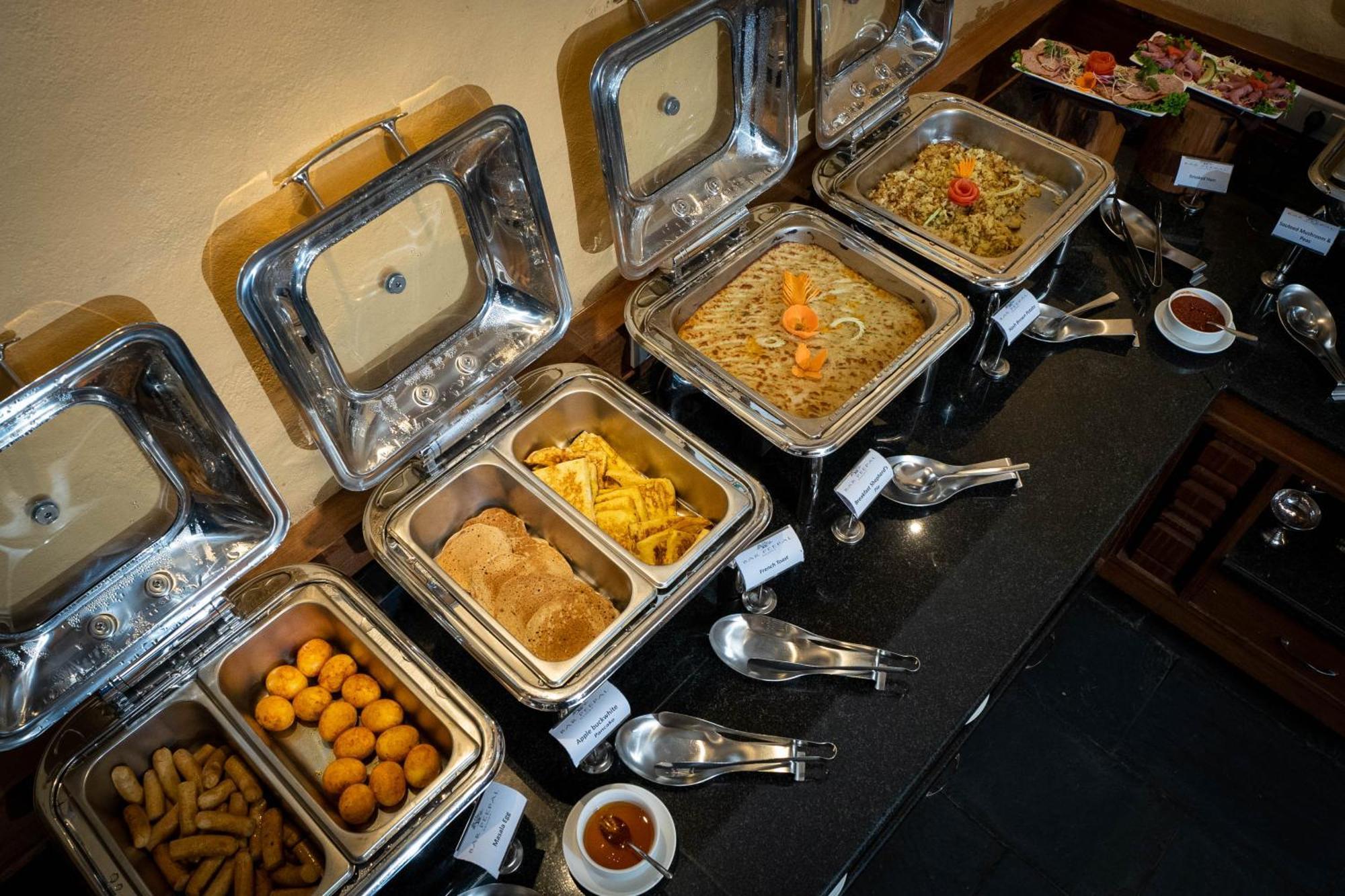 Bar Peepal Resort 포카라 외부 사진 A selection of chafing dishes
