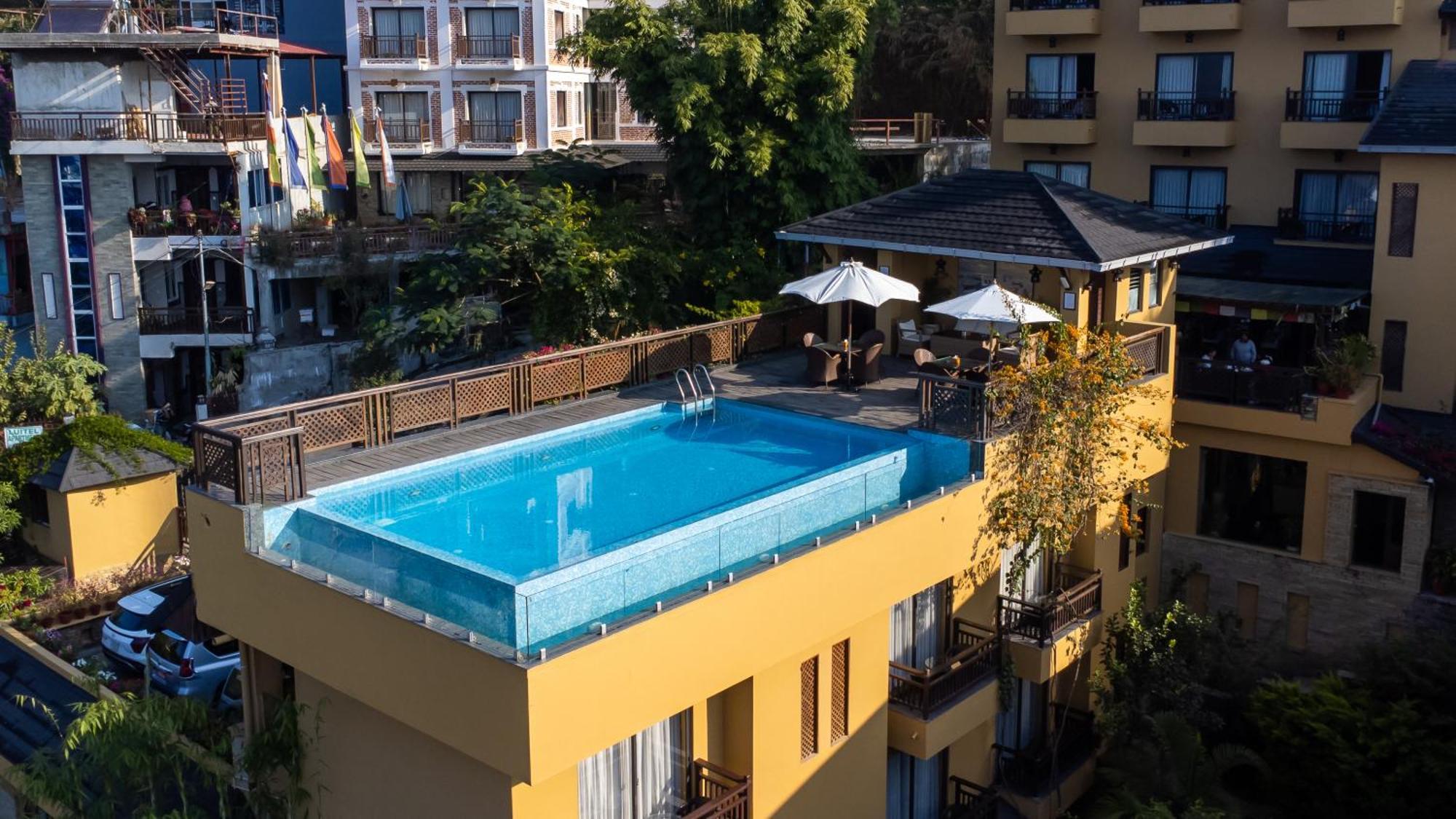 Bar Peepal Resort 포카라 외부 사진 Rooftop pool at the Hotel
